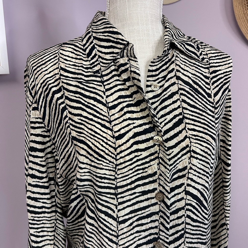 Black and tan button down dressy blouse with thin scarf.